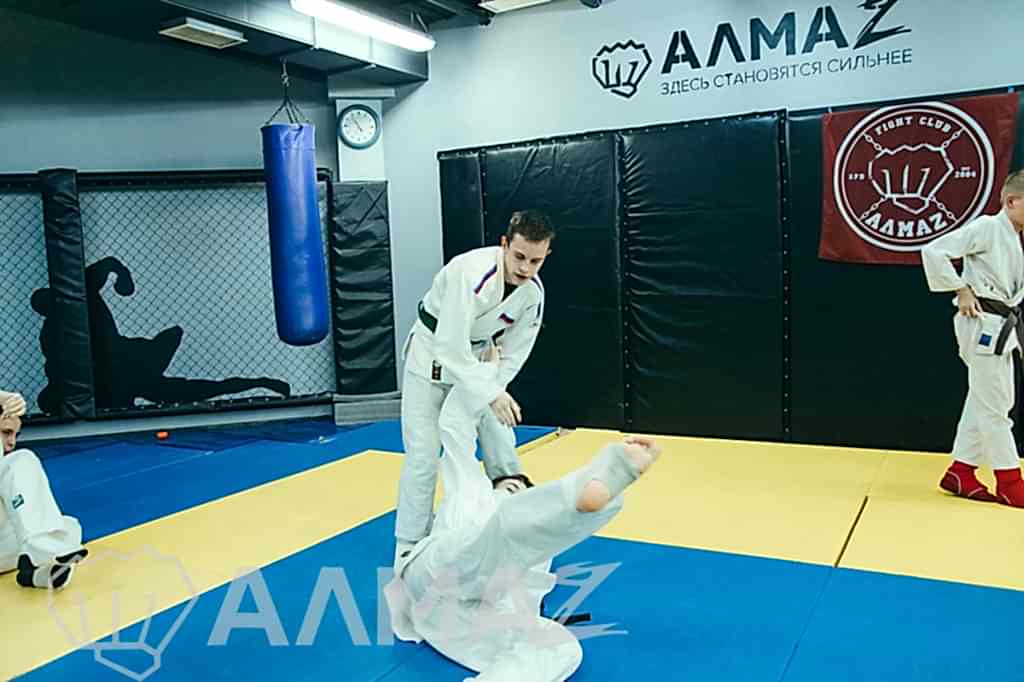 Тренировки по дзюдо - зал клуба единоборств Алмаз Парнас Тренировки по дзюдо - зал клуба единоборств Алмаз Парнас